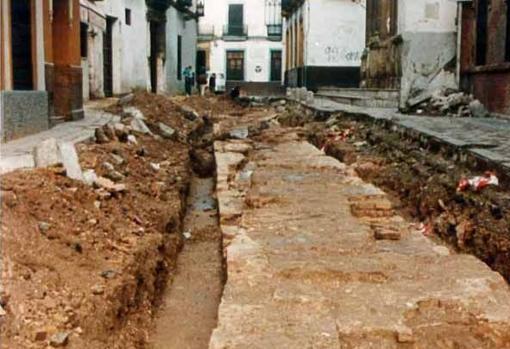 La muralla oculta en el subsuelo de Mateos Gago salió a la luz en 1989
