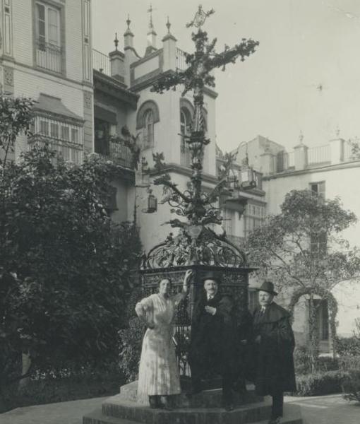 La actriz Lola Membrives y los ilustres hermanos Álvarez Quintero en la plaza de Santa Cruz, año 1925