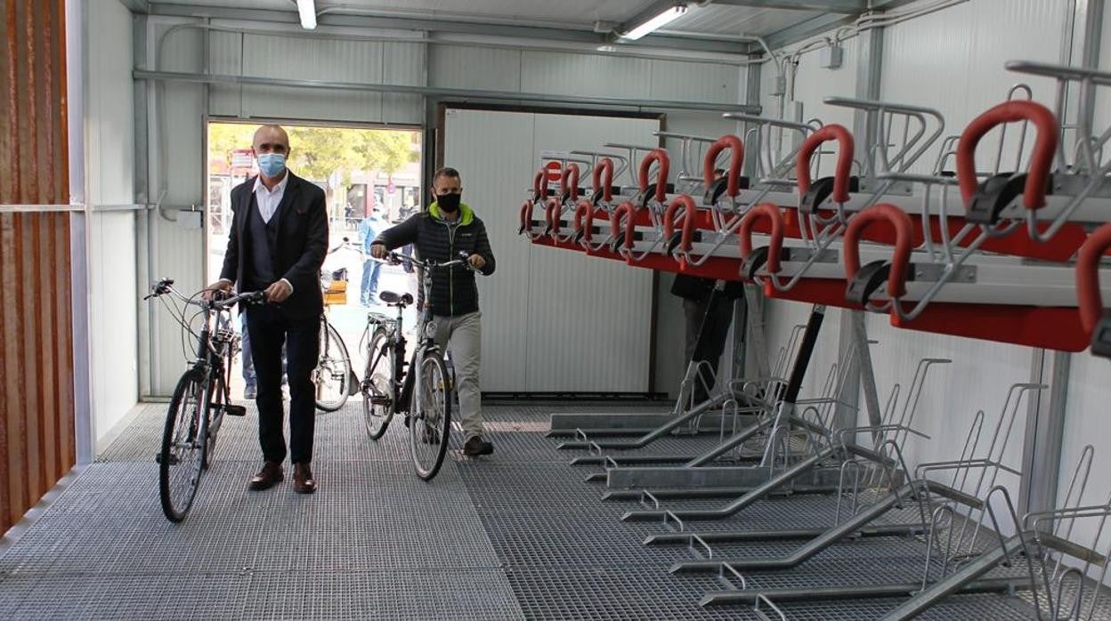 Sevilla estrena la primera bici estaci n p blica de Andaluc a en