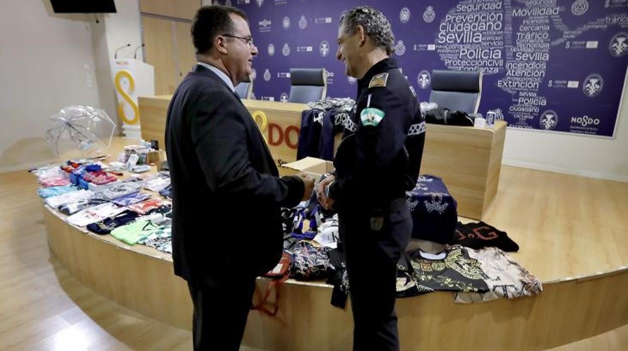 Juan Carlos Cabrera y José Medina, en un acto sobre artículos falsificados