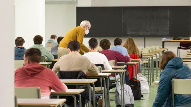 La Facultad de Medicina de Sevilla rompe ventanas para ventilar las aulas en los exámenes presenciales