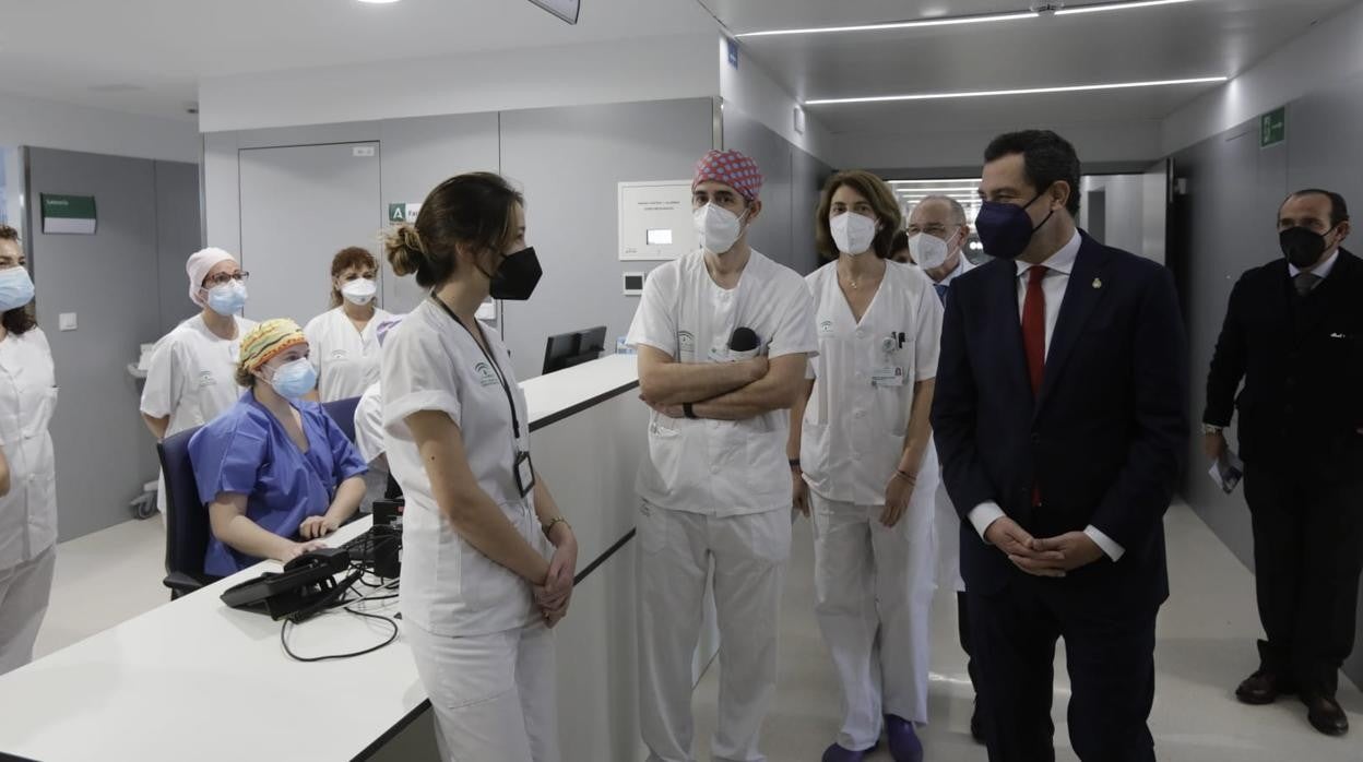 Juanma Moreno departe con los sanitarios durante la inauguración del centro