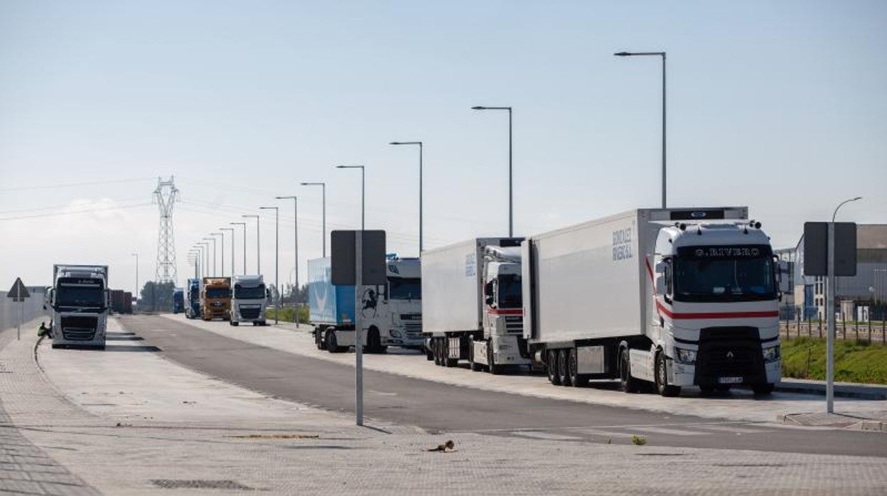 Varios camiones en el entorno de Amazon, en Megapark