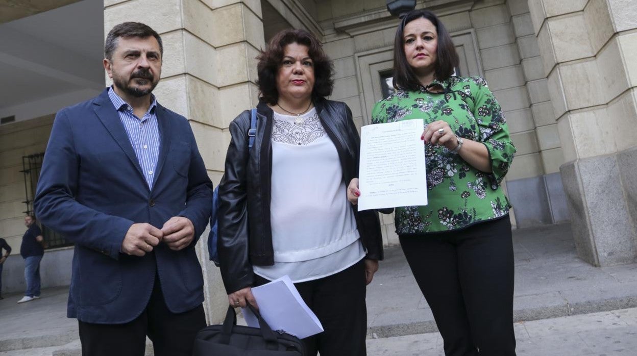 La alcaldesa de Huévar, María Eugenia Moreno, con Toni Muñoz y Virginia Pérez en los juzgados