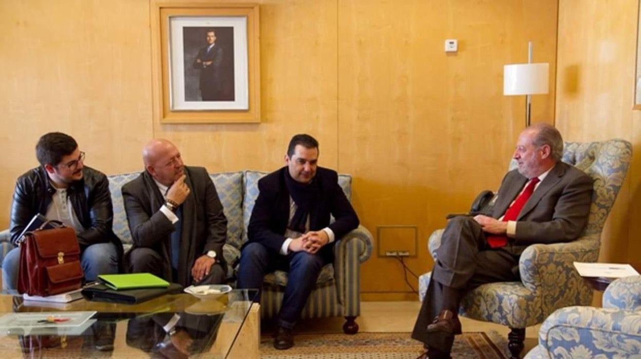 El presidente de la Diputación con dos de los investigados en la trama del reciclaje