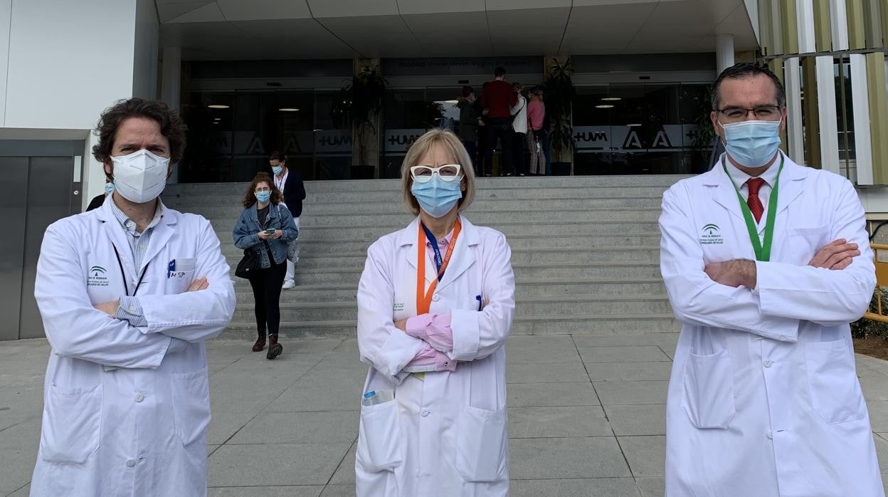 Los doctores Francisco Estrada, Eloísa Bayo y Luis de la Cruz en la puerta principal del hospital