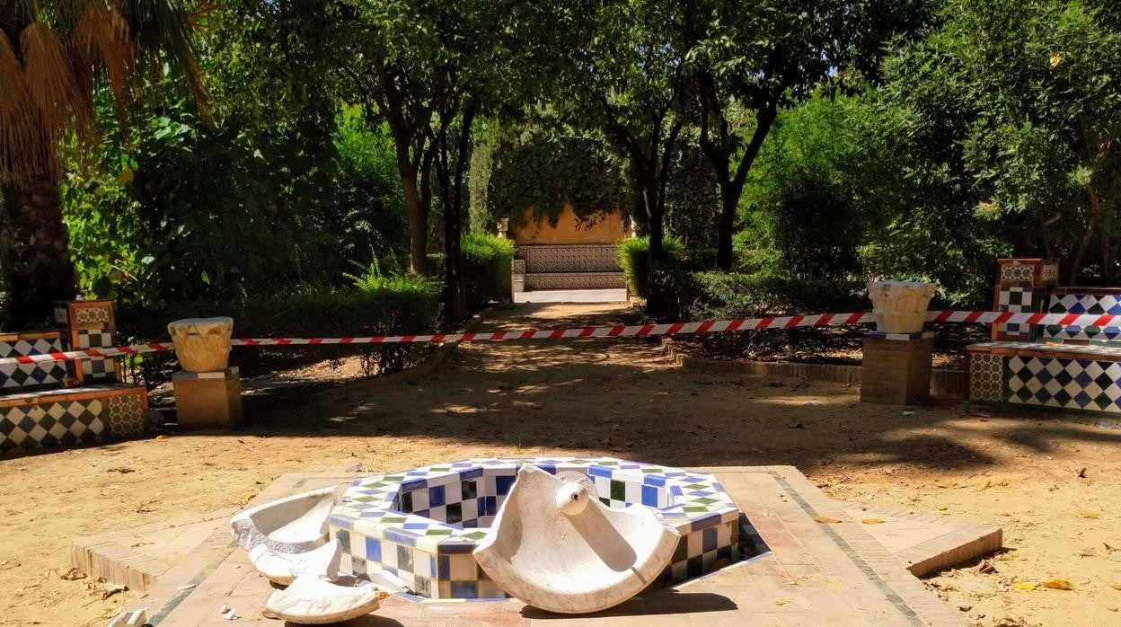 La fuente de la glorieta de José García Ramos, en los Jardines de Murillo, amaneció hecha añicos el pasado mes de septiembre