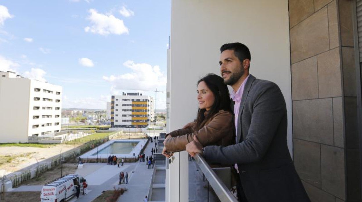 Una pareja de propietarios en su nueva vivienda