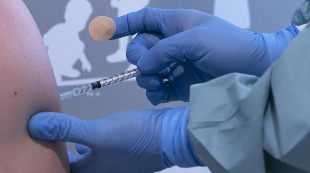 Un sanitario inyecta una vacuna contra el Covid a una persona