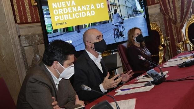 Comercios y quioscos de Sevilla podrán hacer publicidad con pantallas digitales para paliar la crisis