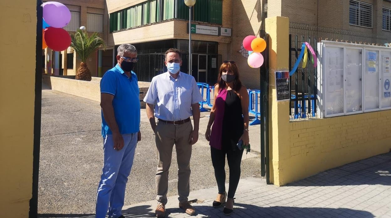 El alcalde de Valencina, el socialista Antonio Manuel Suárez, con la concejal tránsfuga, Susana Martín