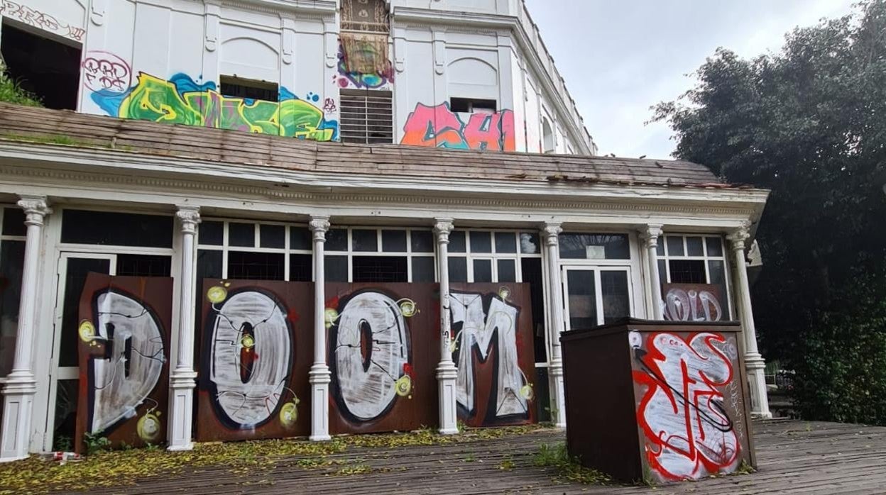 Zona trasera del Pabellón de Cristal, absolutamente destrozada