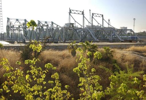 La estructura del Puente de Hierro en la parcela del Puerto de Sevilla 2012