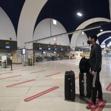 Señales para mantener la distancia en la terminal