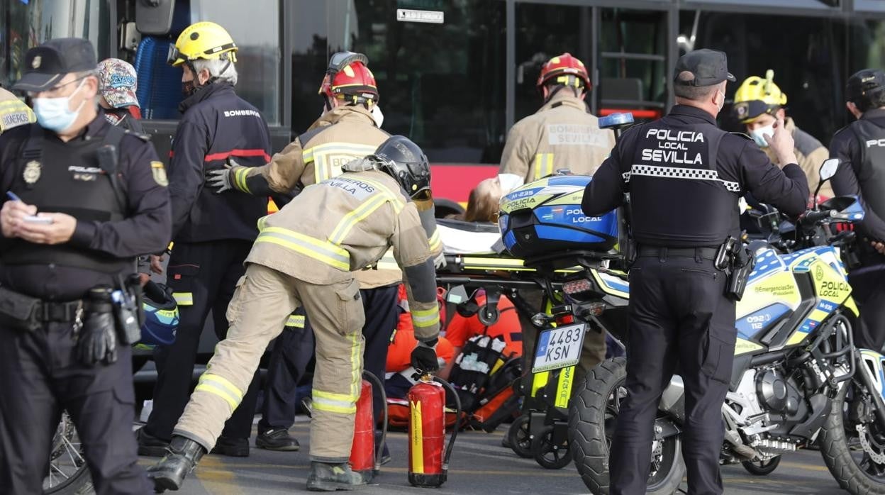 Los agentes de la Policía y los bomberos, junto a los accidentados