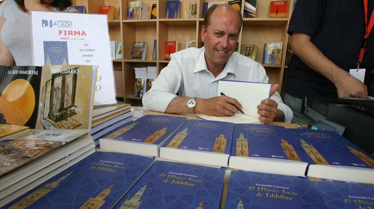 Fernando Carrasco firmando ejemplares de su primera novela, 'El último imán de Ishbiliya'