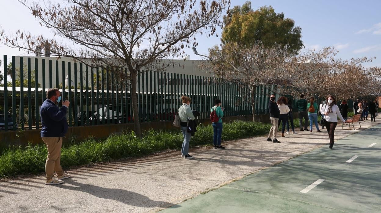 Profesores esperan su turno para vacunarse en Los Bermejales