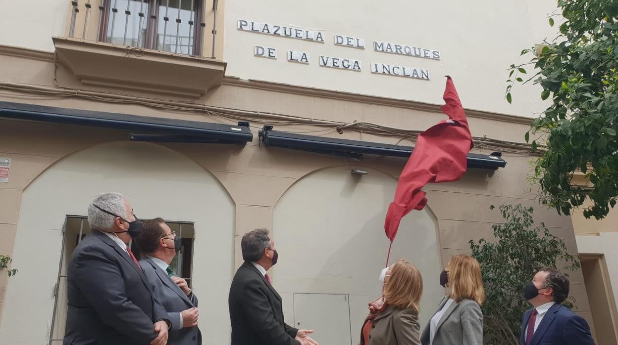 Momento en el que se ha destapado el rótulo en la esquina de Fabiola con la calle Ximénez de Enciso