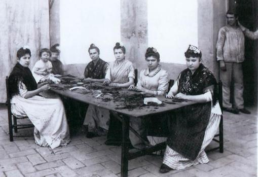 Cigarreras elaborando el tabaco