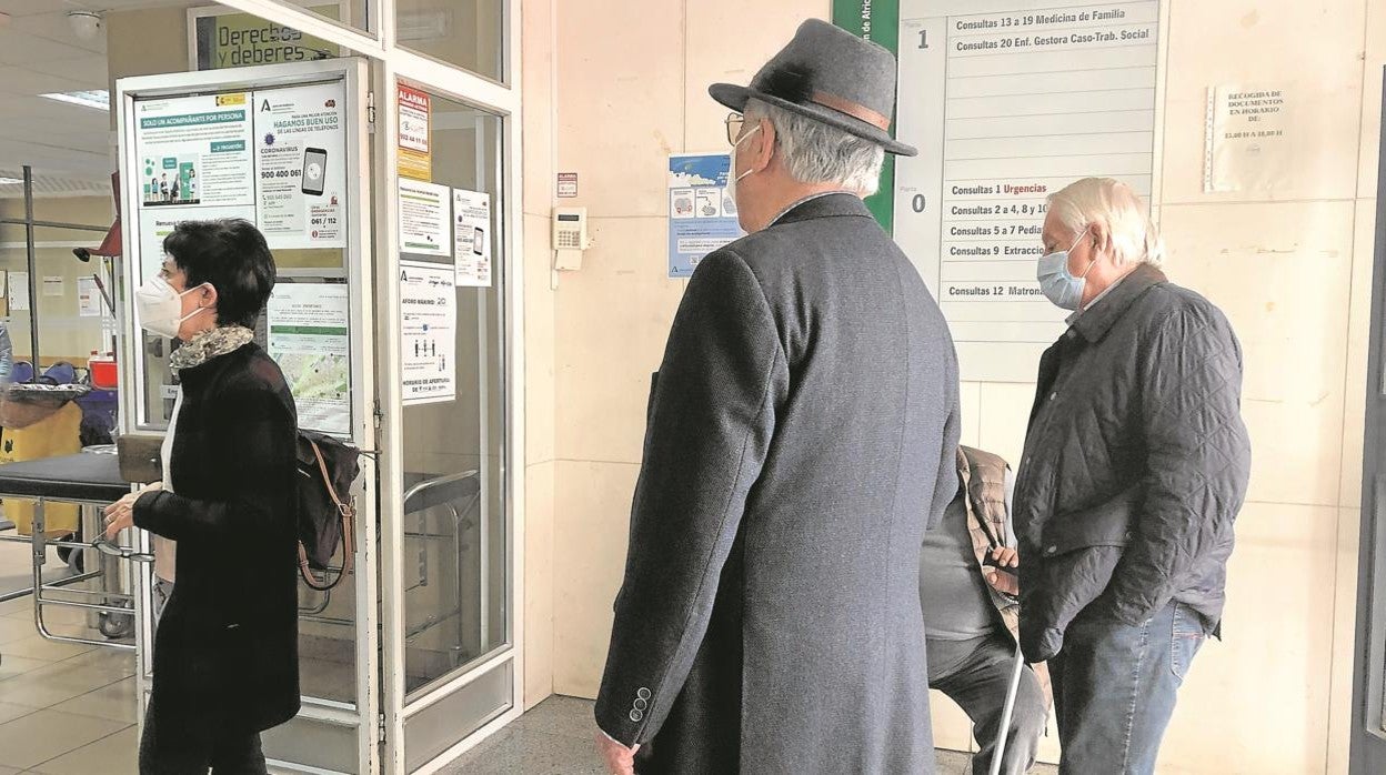 Cola en el centro de salud Virgen de África