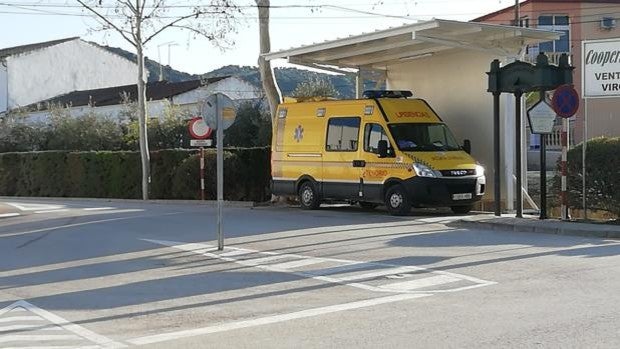 Una ambulancia que no puede llegar al centro de salud de Estepa ni al hospital de Osuna