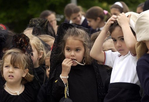 Niñas de mantilla en una función infantil antes de Semana Santa