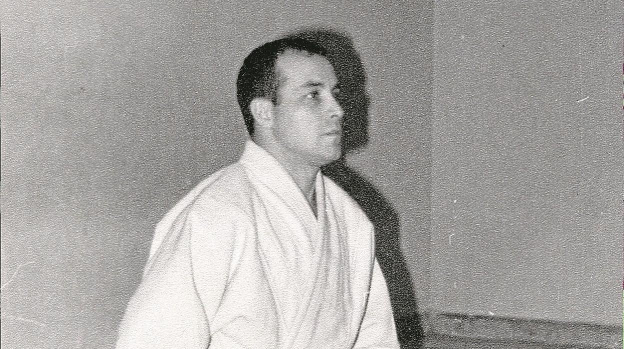 En sus mejores años, Antonio Bendala, cosechó para el judo andaluz y español trofeos que englorian su curriculum. Pionero en Sevilla, lo introdujo en los muchos colegios donde dio clases a centenares de niños