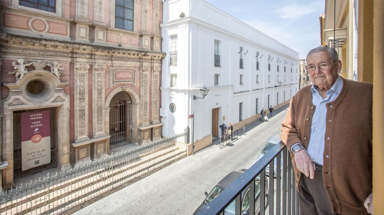 Manuel García, en el balcón de su vivienda, frente a la iglesia de San Luis de los Franceses