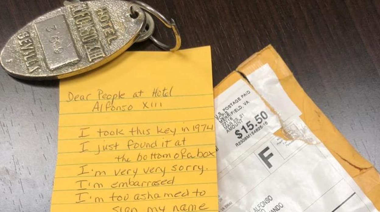 Imagen del paquete que se recibió en el hotel con la llave y la explicación del cliente