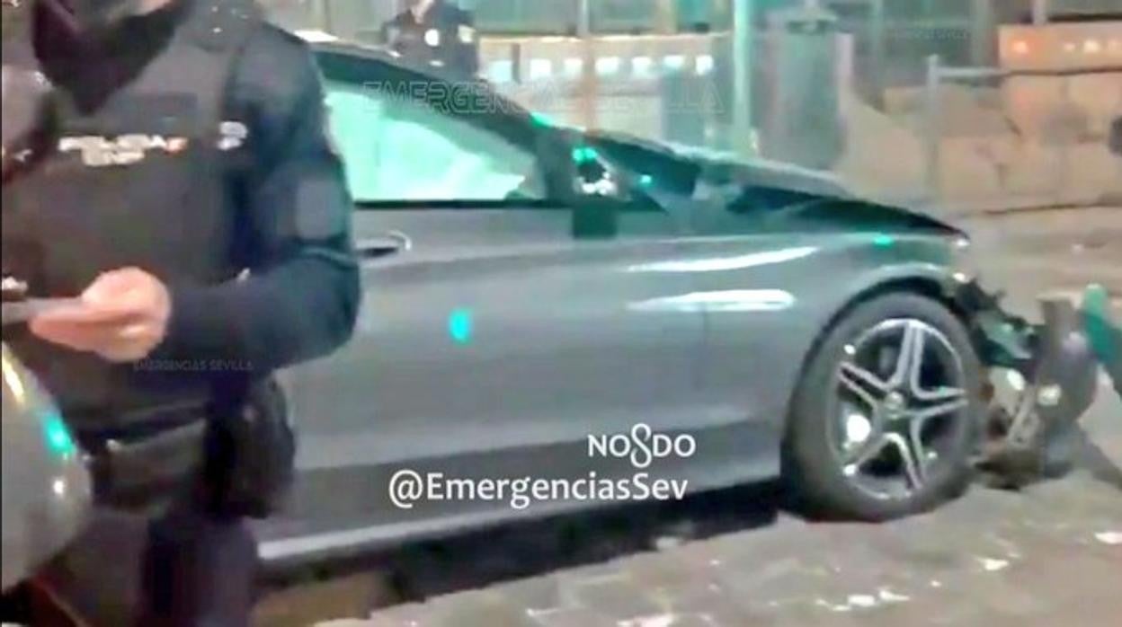 Así quedó el vehículo que conducía el joven alemán tras chocar anoche con un taxi en Pagés del Corro