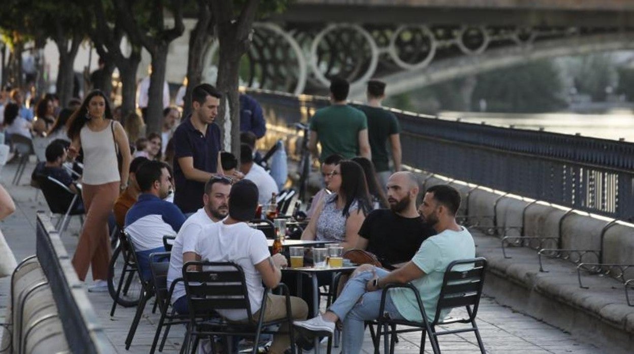 Un bar junto al puente de Triana