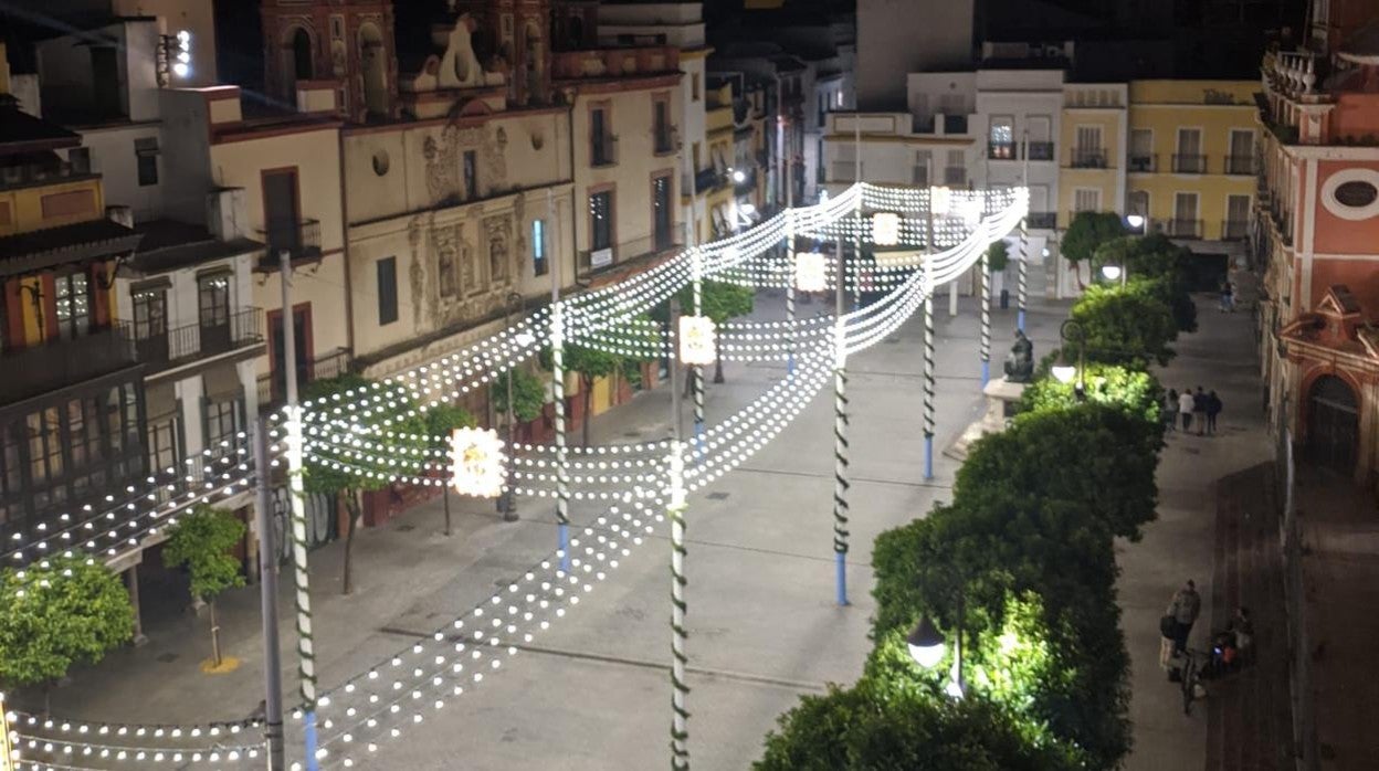 La Plaza del Salvador, iluminada con las luces de la Feria
