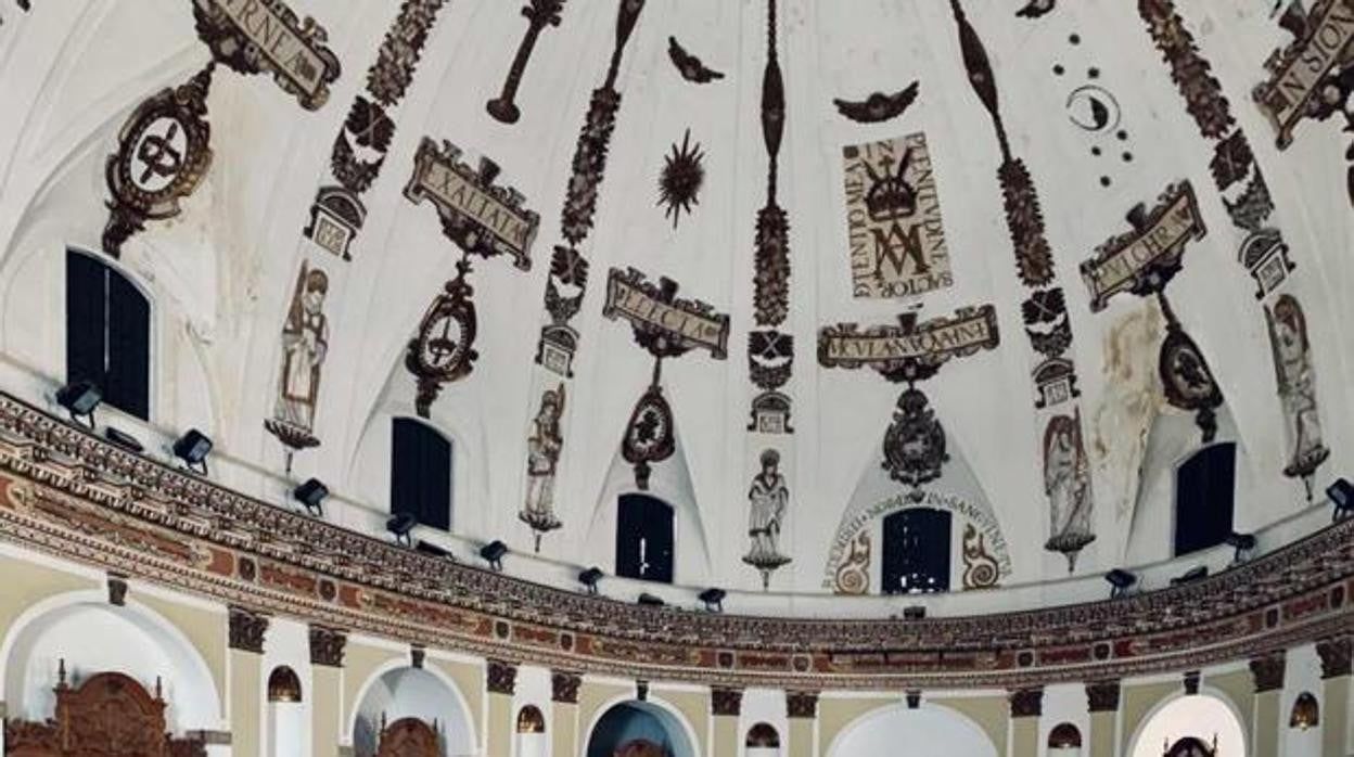 La cúpula de San Hermenegildo, con pinturas de Herrera el Viejo, llena de humedades