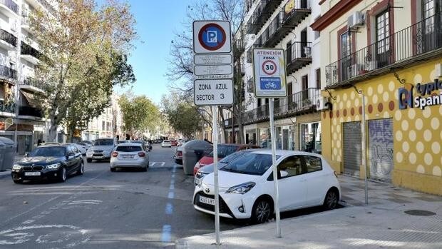 El Ayuntamiento de Sevilla multa en la zona azul a usuarios que han pagado correctamente