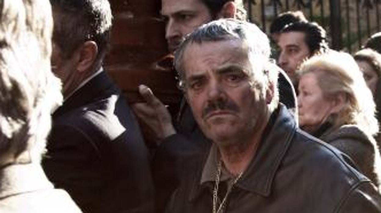 'El Risitas' en una de las pocas imágenes que existen serio durante el entierro de su amigo Pepe Peregil