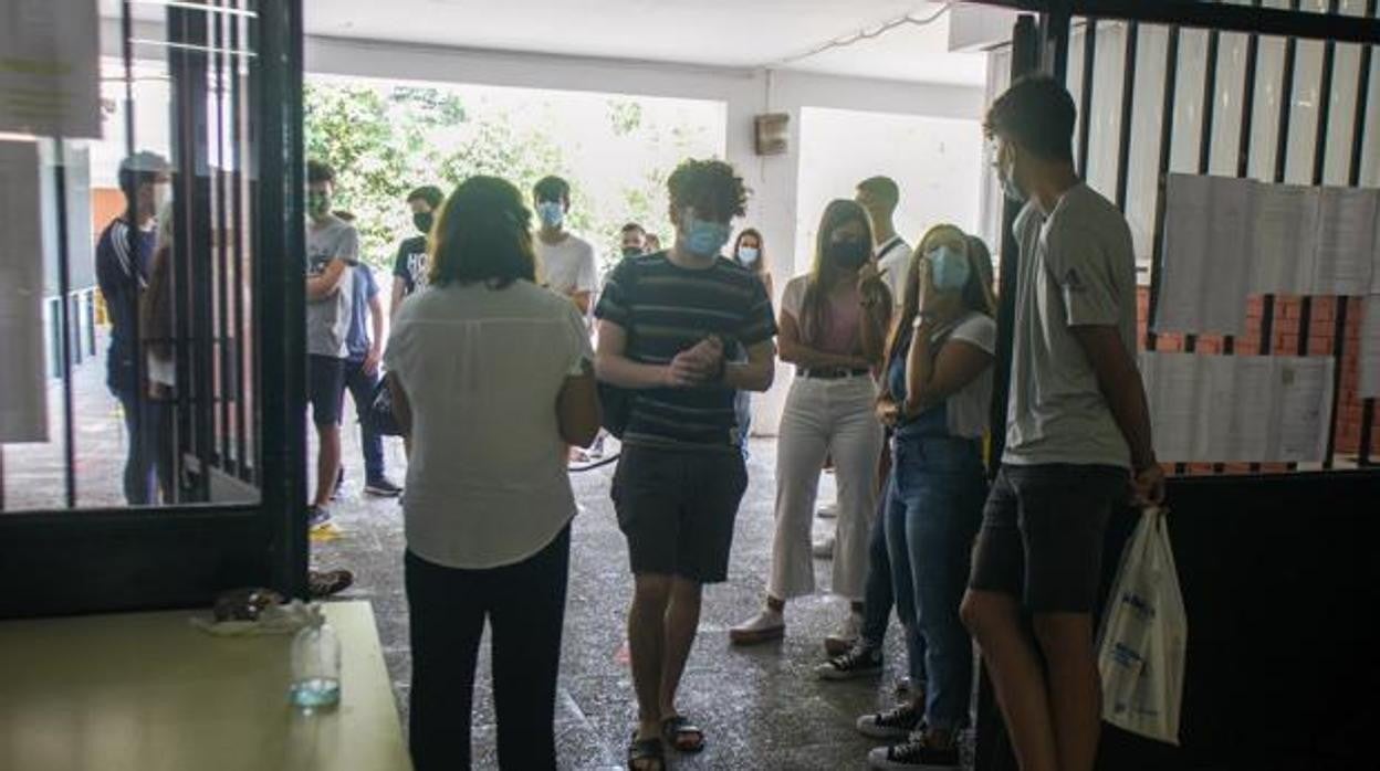 Los estudiantes en la puerta de un instituto