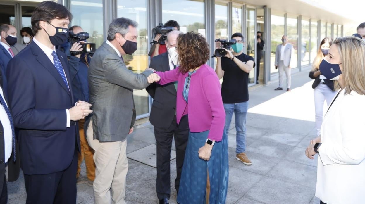 María Jesús Montero y Juan Espadas, saludándose en Alcalá