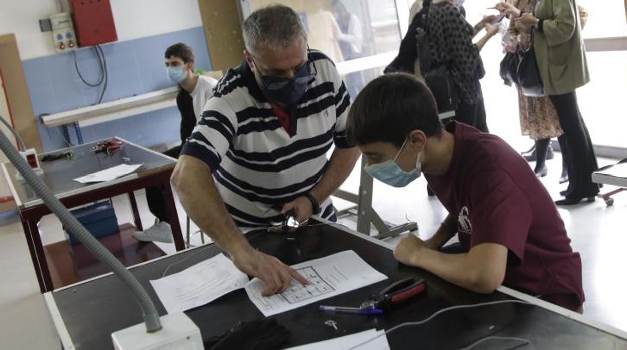 Clases de electrónica y electricidad en la Fundación Don Bosco