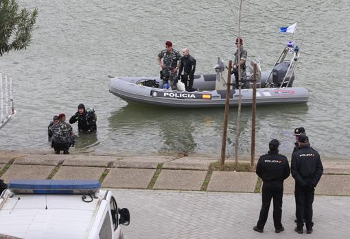 Una de las operaciones de la Policía Nacional para buscar el cuerpo de la joven sevillana en el río Guadalquivir