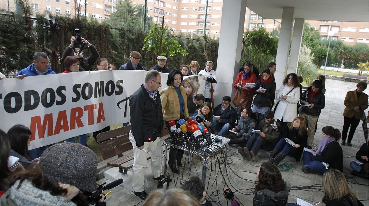 Las ruedas de prensa de los padres de Marta en los bajos de su casa eran habituales durante la investigación