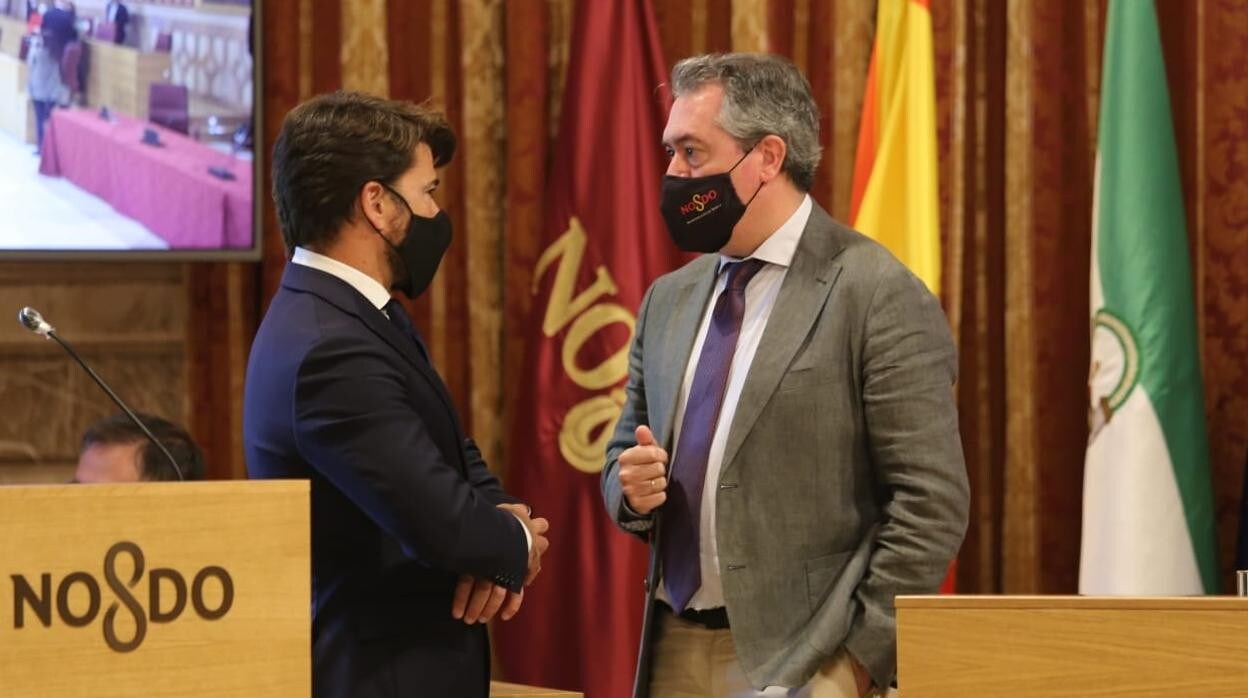 Juan Espadas dialoga con Beltrán Pérez justo antes de comenzar el pleno extraordinario