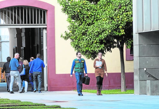 Agentes de la UCO por las instalaciones de la Diputación de Sevilla