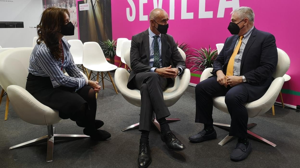 Antonio Muñoz y Beatriz Arilla, con Jared Harckhman, consultor especializado en compañías aéreas