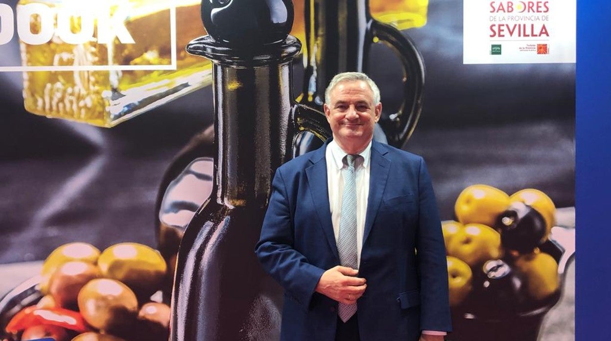 Jared Hackham en el expositor de Fitur que ha utilizado Sevilla