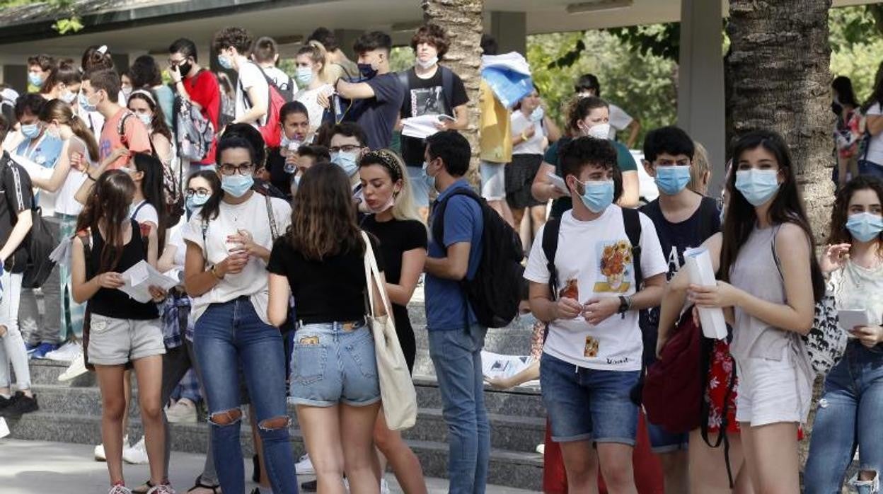 Estudiantes esperando para hacer la Selectividad