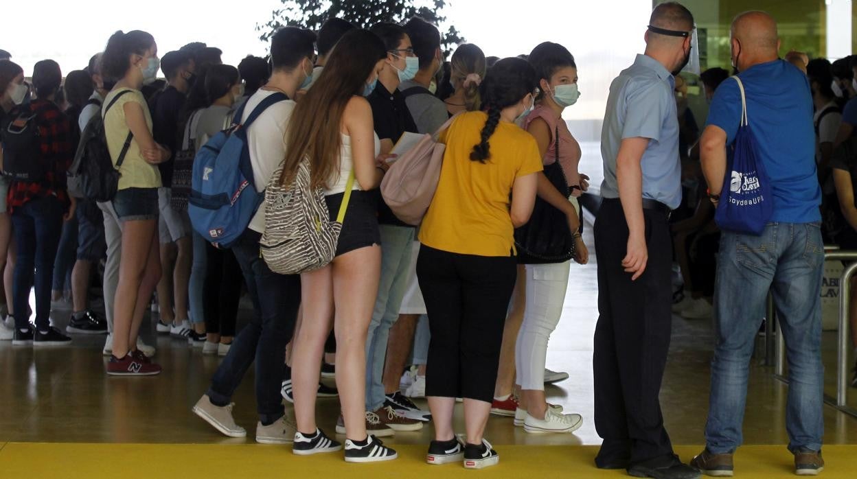 Imagen de archivo de un grupo de alumnos durante las pruebas de Selectividad 2021 en la UPO