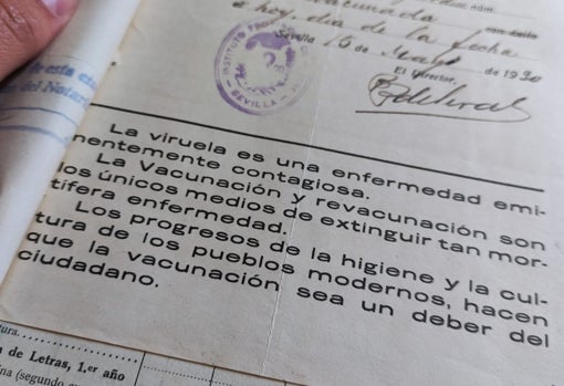 Resguardo de un certificado de vacunación en un expediente universitario de 1930