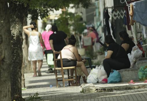 Mujeres sentadas en una calle de las Tres Mil