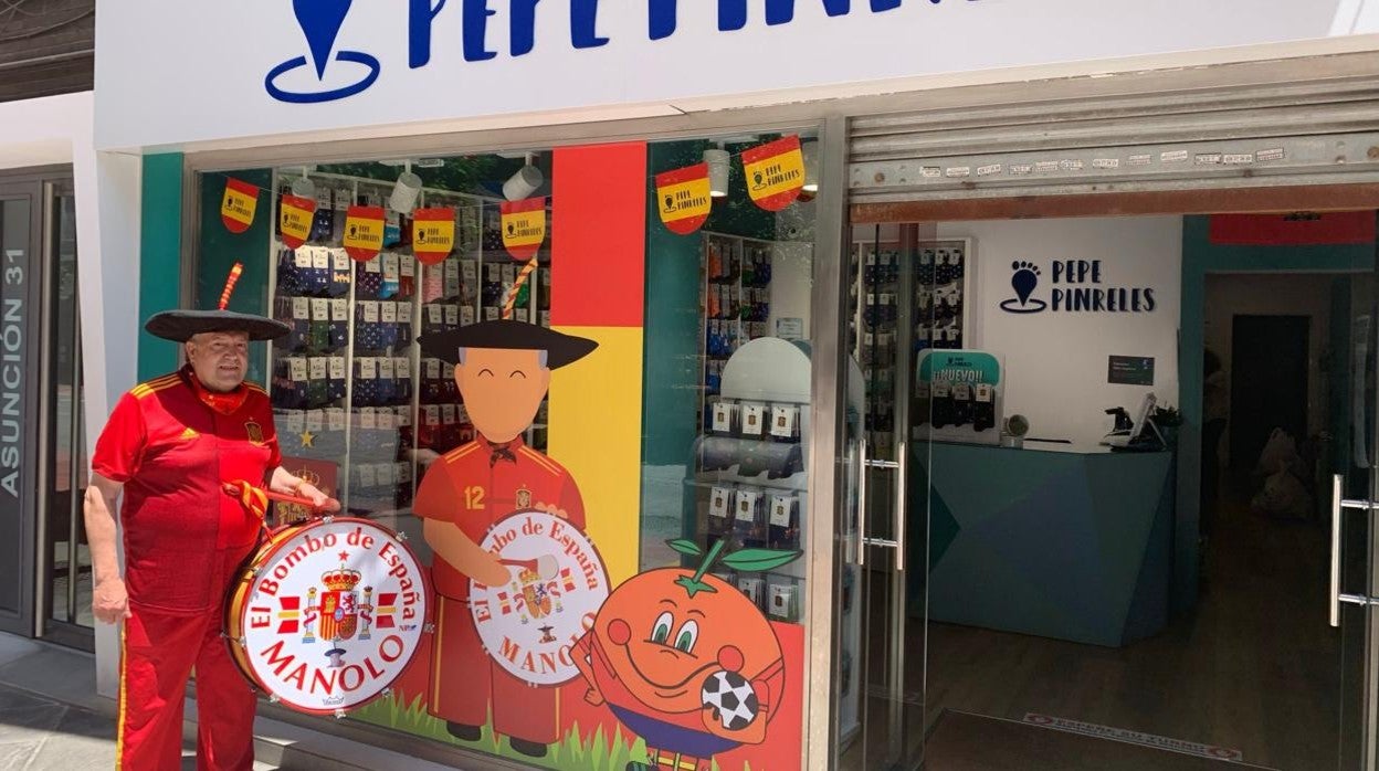Manolo el del Bombo en la tienda de Pepe Pinreles en la calle Asunción de Sevilla