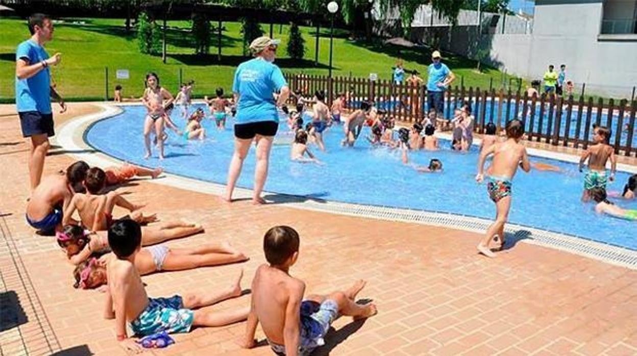 Una de las instalaciones deportivas del área metropolitana de Sevilla que dispone de piscina pública